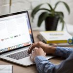 Laptop na biurku podczas pracy z leadami i CRM